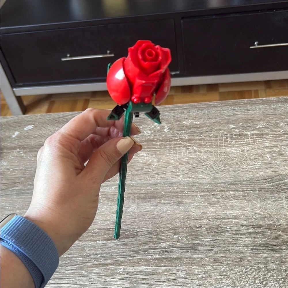 LEGO Red Rose with Green Stem - Picture 4 of 4